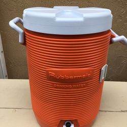 NEW - Rubbermaid 5-Gallon Drinking Water Cooler. 