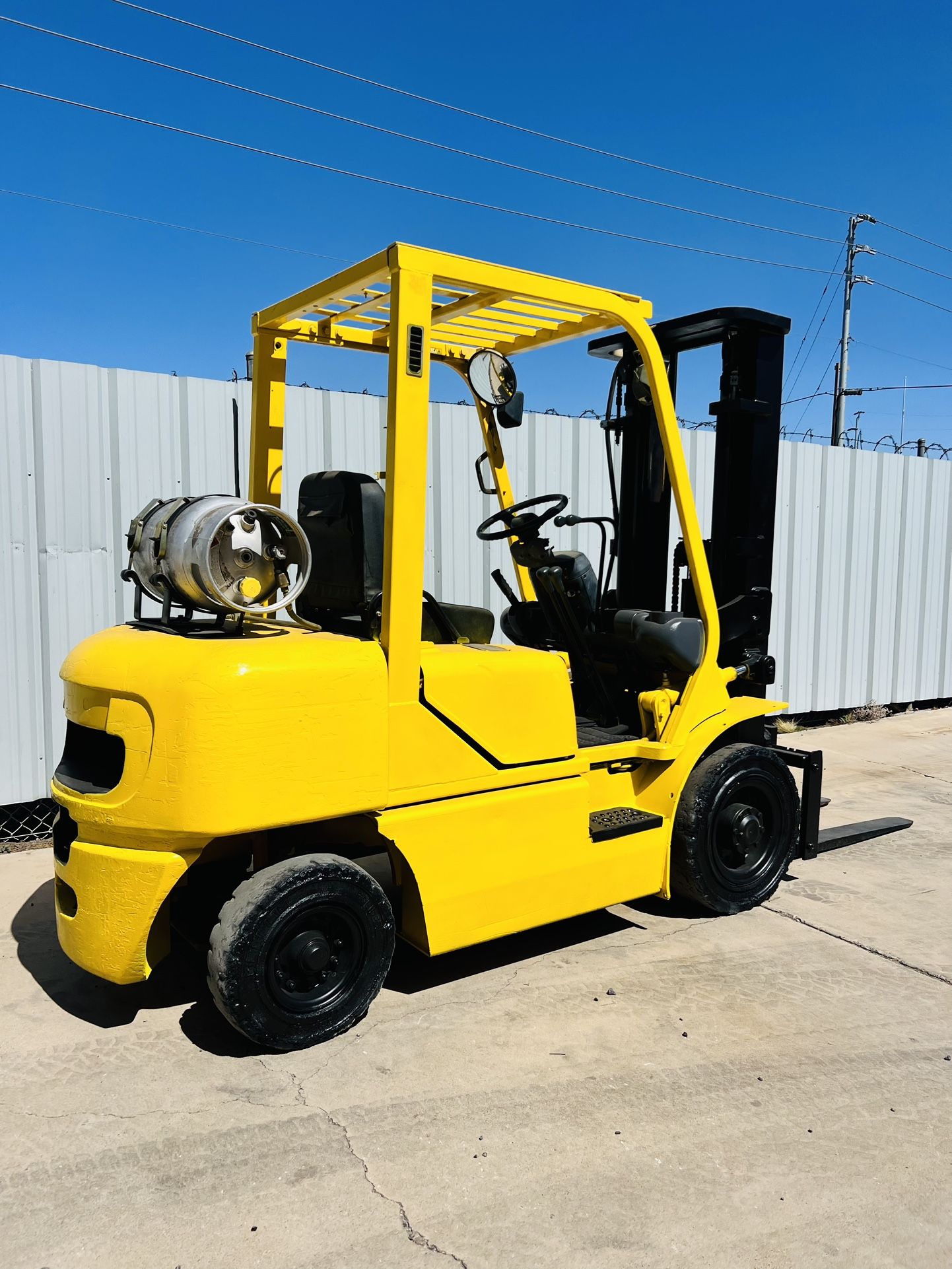 Forklift 5000lb Komatsu solid pneumatic tire low hours