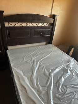 Cama queen con su box en buenas condiciones Dark Wood Bed Frame with Metal Scroll Headboard