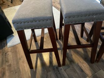 3MATCHING BARSTOOLS