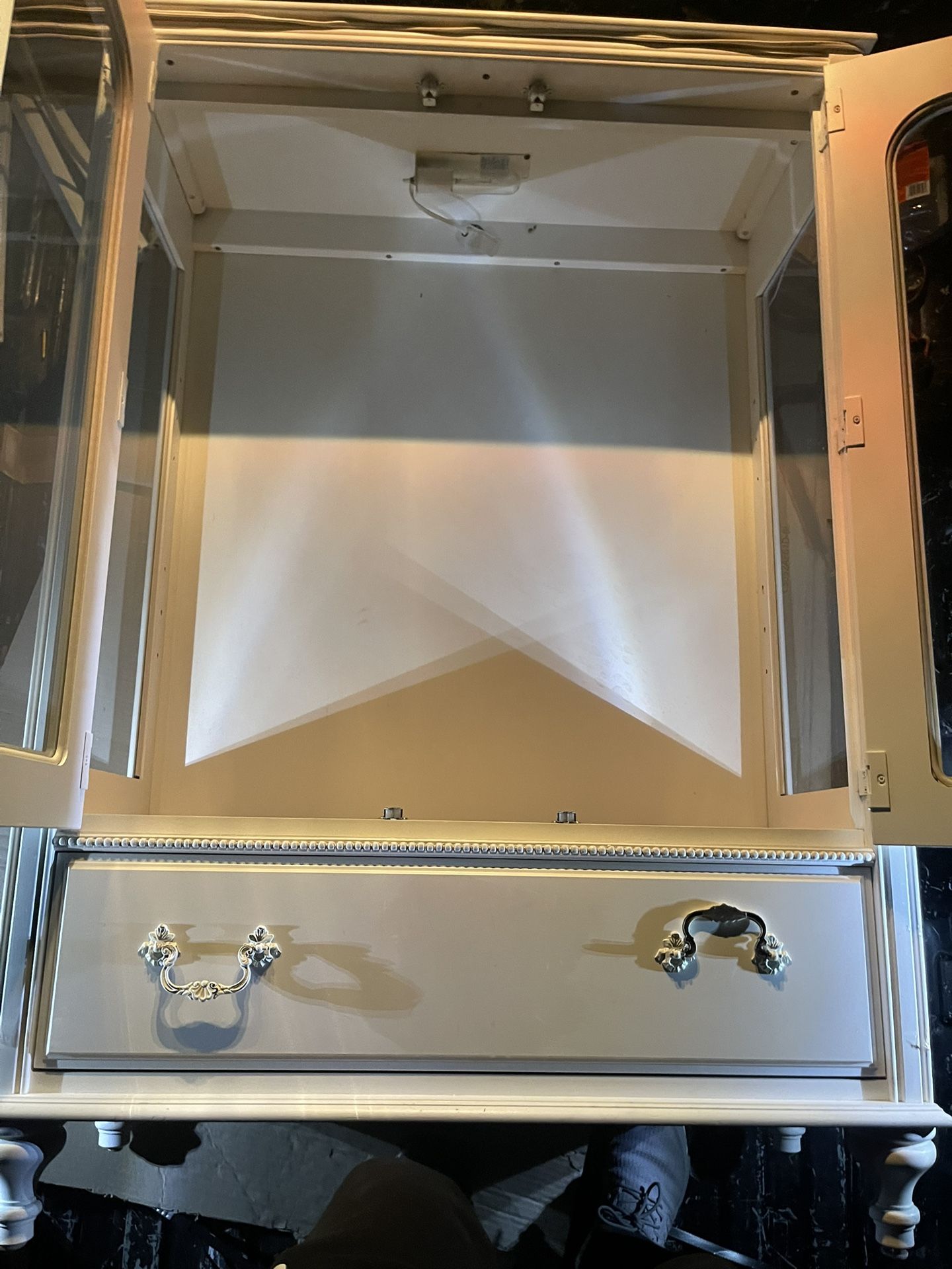 White bookcase for sale in perfect condition, height 46 in, length 35 in, width 17 in