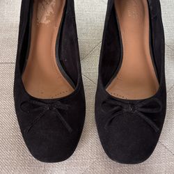 Clark’s black suede low pumps size 8.5