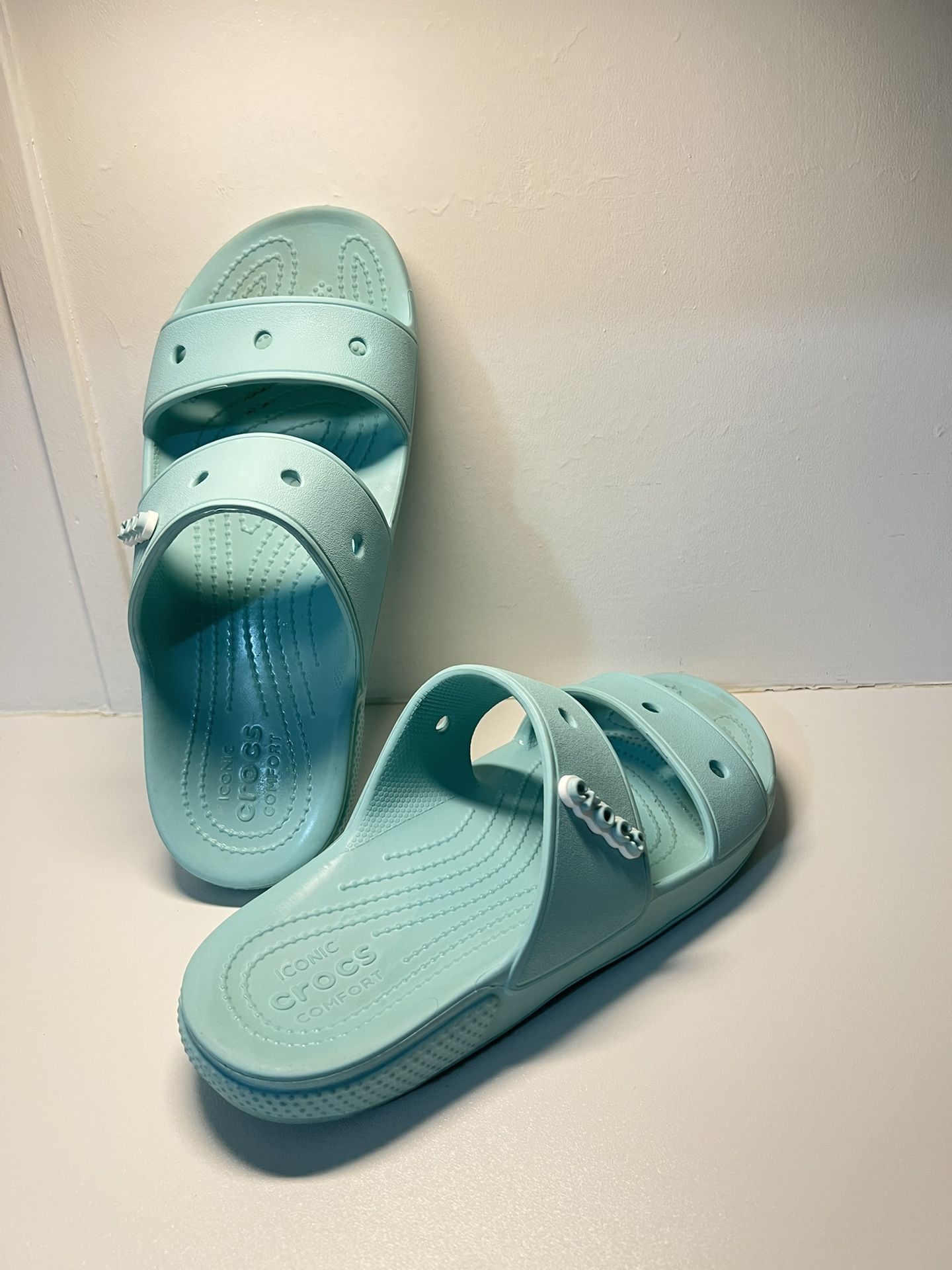 Crocs Unisex Size M 8 , W 10 Classic Blue Open Toe Slip On Jibbitz Sandals