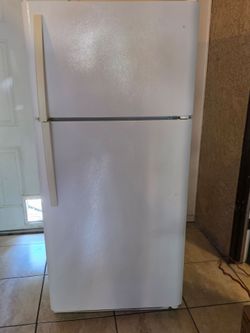White Top-Freezer Refrigerator