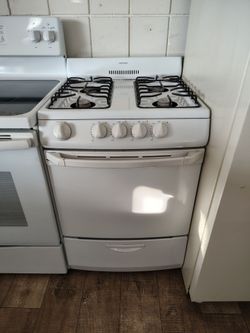 Hot point gas 24"wide stove In Excellent Working Condition