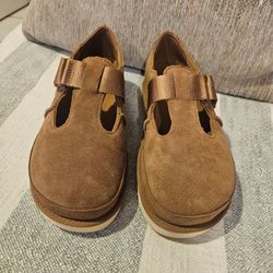 Mary Jane style UGG womans sz 8 https://offerup.com/redirect/?o=Tm8uYm94