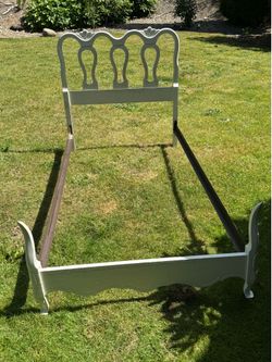 White twin bed frame