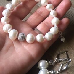 Beautiful Handmade pearl bracelet & Earrings set!