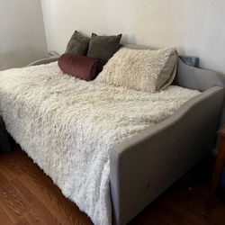 Free Excellent 2 Daybeds With Trundel Sleeps 3 Total