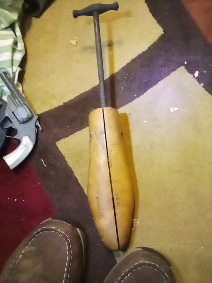 AnTiQuE 🥾 BOOT STRETCHER 🥾 Wood and Metal Cobbler's Shoe 👢  MAKERS MARK~~> 2 CBG 100🔥GREAT •4• DECOR 👍 IDEAS🔥