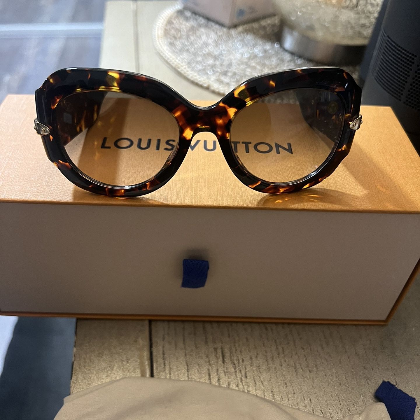 Authentic Louis Vuitton Women's sunglasses for Sale in Norwalk, CA
