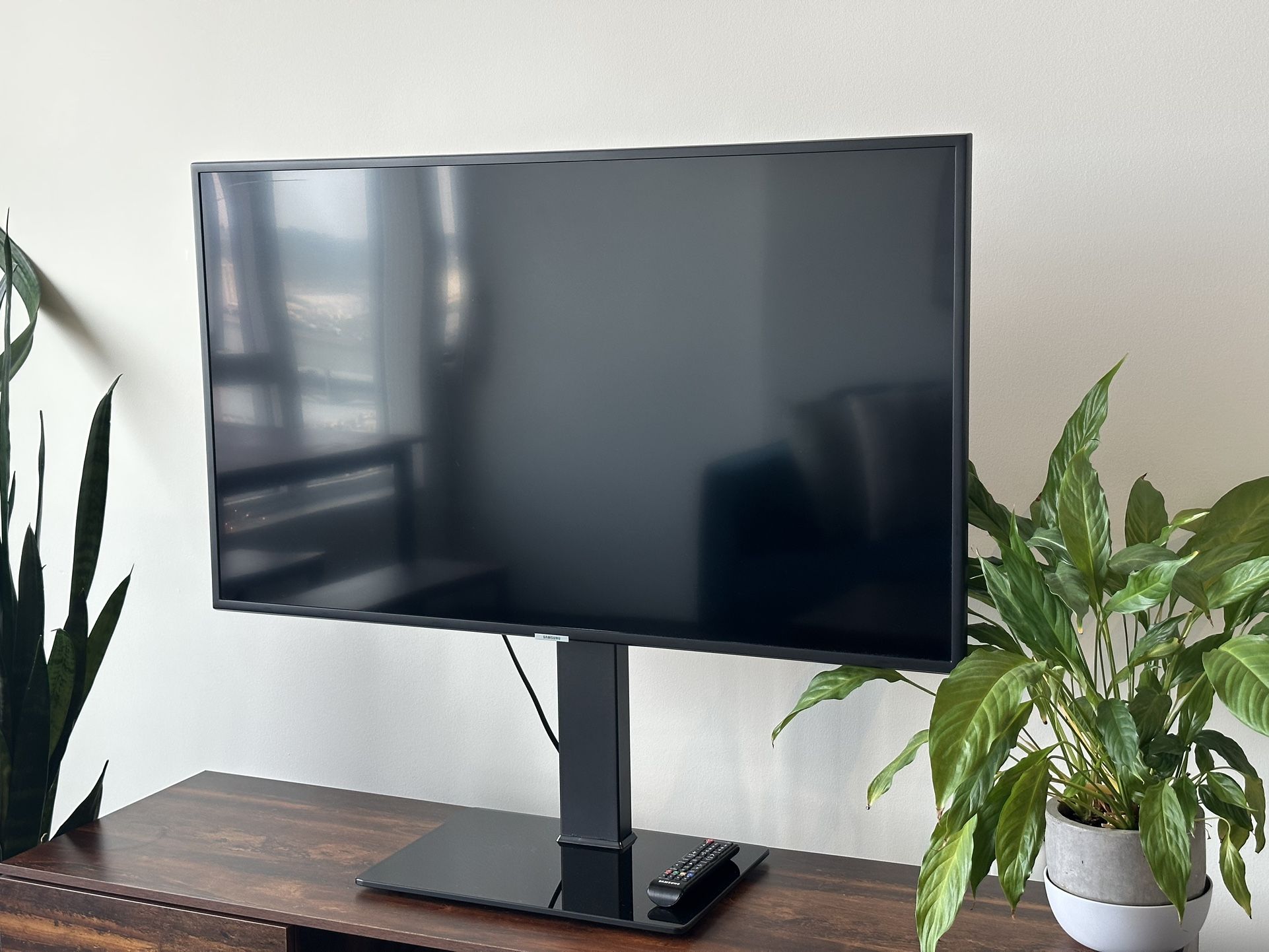 Samsung 43" Smart TV - Excellent Condition
