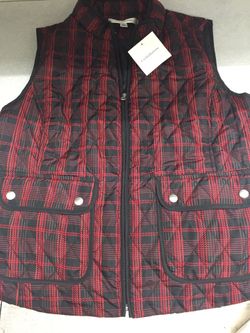 Woman’s Croft & Barrow Quilted Zipper Vest. Size Large. Black and Red