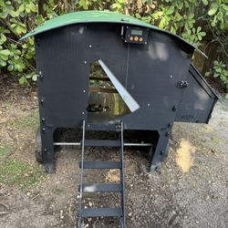 Nestera chicken coop & chicken run, with upgraded accessories package / Gallinero