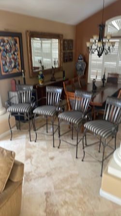 4 BEAUTIFUL BAR STOOLS - Great Condition