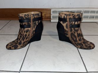 Jaclyn Smith Women's Ellis Zip Up Wedge Ankle Boots Leopard/Black Size:8 used w/o box