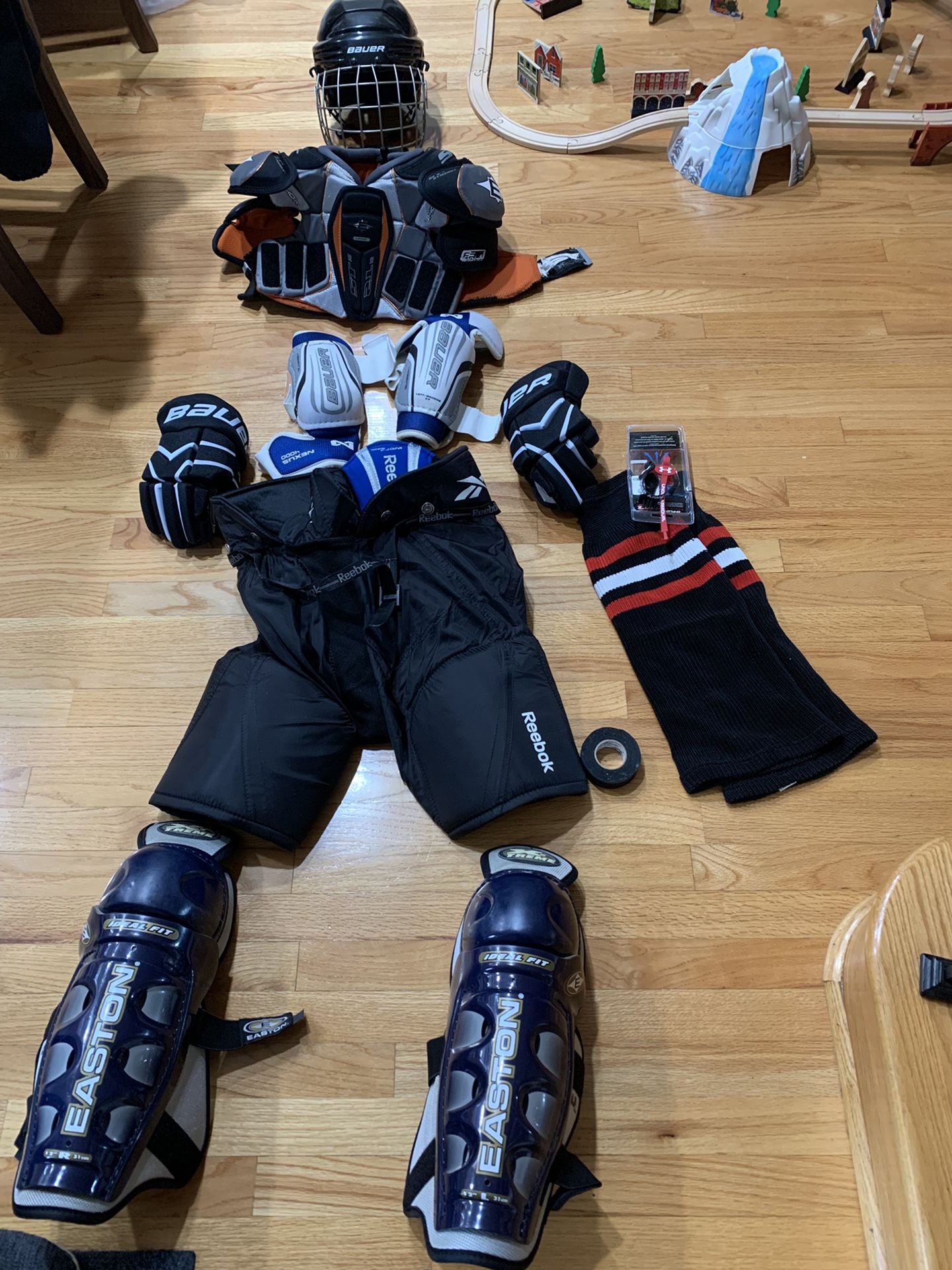 Youth Large Hockey Equipment Everything Except The Skates for Sale in  Chicago, IL - OfferUp
