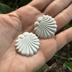 VINTAGE CREAM ENAMELED METAL SHELL SHAPED SILVER TONE POST PIERCED EARRINGS