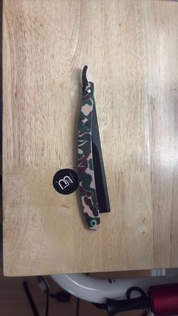 Razor blade holder camo