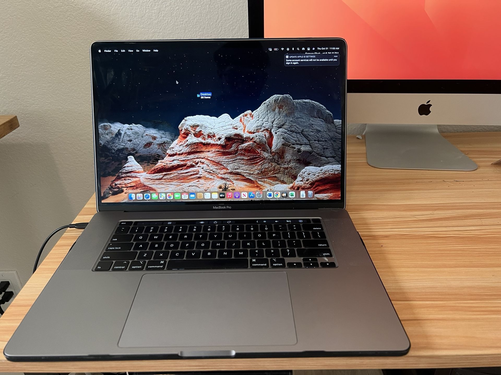 2019 MacBook Pro 16 Inch - 2.4 GHz / 32 GB ram / 2 TB Storage