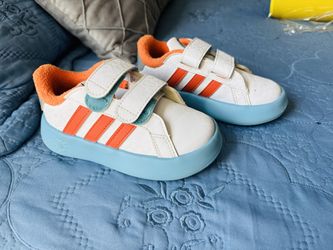 Adidas .
