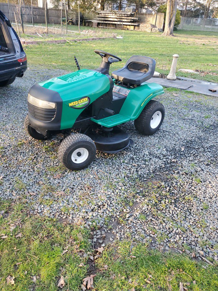 Weed Eater Riding Mower   CLEAN 