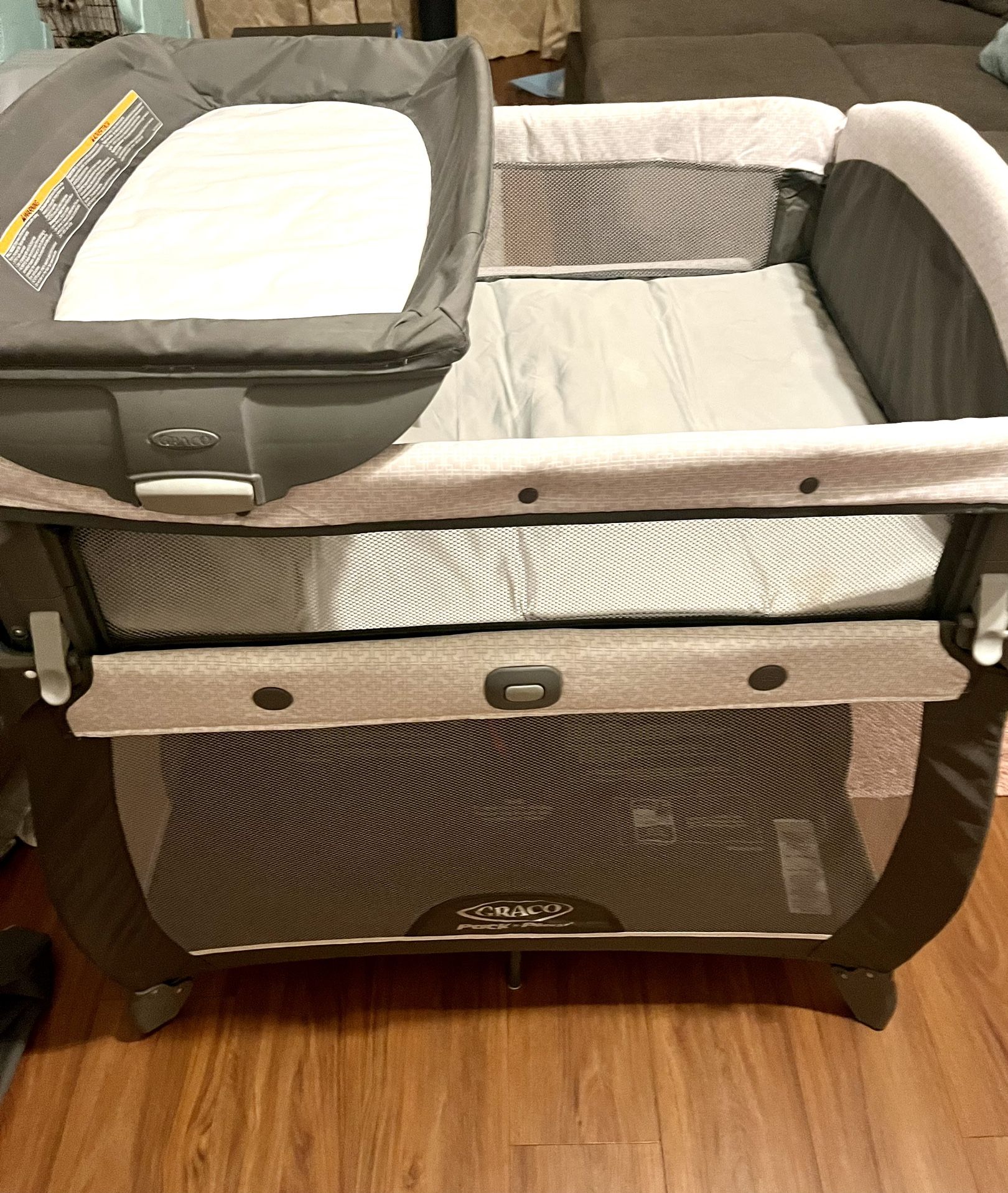 Graco Pack-n-Play - Raised bassinet, Diaper Changer, Organizer
