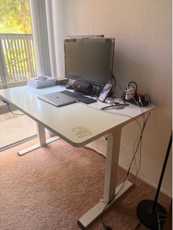 Electric standing desk