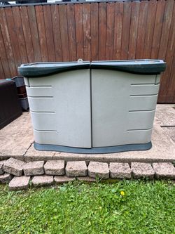 Rubbermaid Storage Box