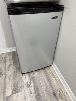 Magic Chef Mini fridge