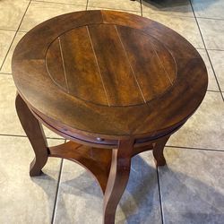 Round wood end table/side table