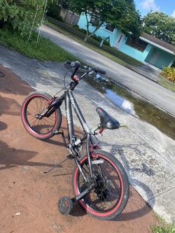 18" Kent Bicycle With Training Wheels
