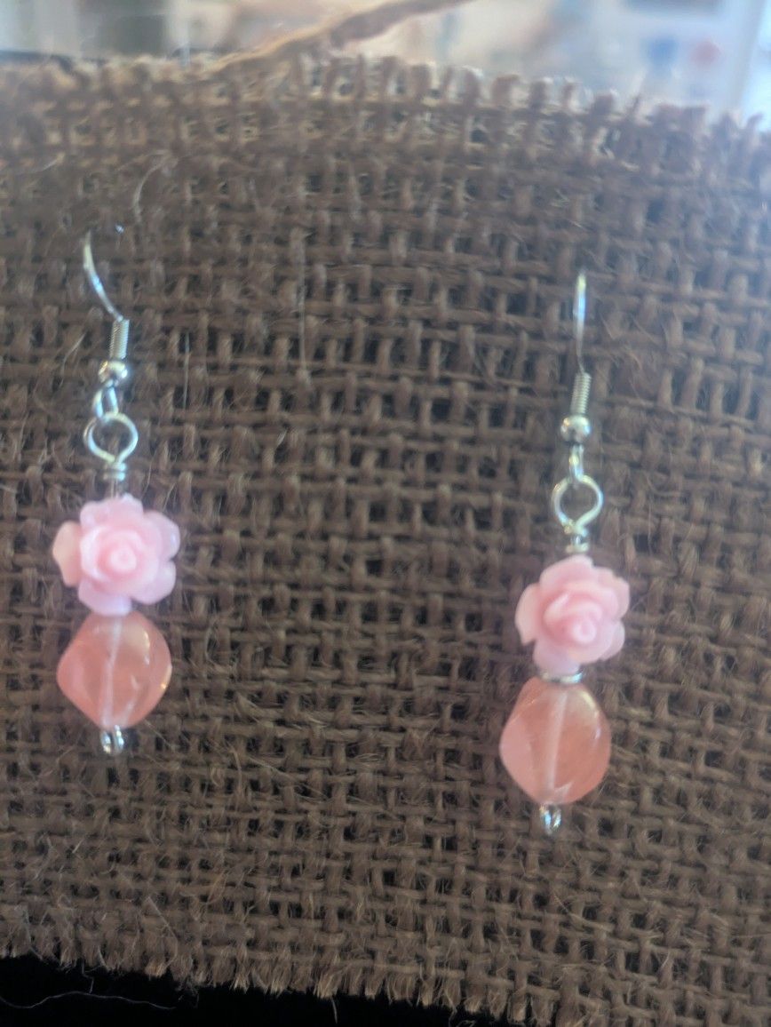 Simple dangle Earings With A Flower