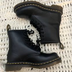 DR MARTEN boots 
