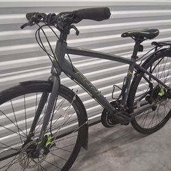 Hybrid/commuter bike w/accessories, fits 5'3" to 5'7", ready to ride!