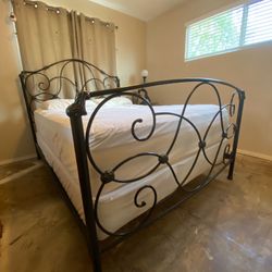 Absolutly  Beautiful Vintage BOMBAY n& Co. Wrought Iron (Not Flimsy Metal) Queen SizeFrame, Head & Foot Board 
