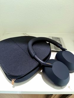 Sony XM5 noise cancellation headphones(Blue) - Like New