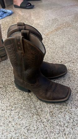 Boys Ariat leather cowboy boots size 1.5