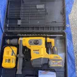 DEWALT FLEXVOLT 60V MAX Cordless Brushless 1-9/16 in. SDS MAX Combination Rotary Hammer and (1) FLEXVOLT 6.0Ah Batteries