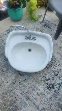 Pedestal sink