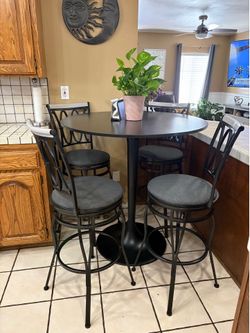 Round dining table with 4 stools