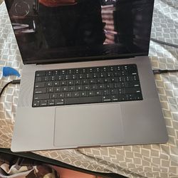 Macbook Pro 16in M1 Pro, 16gb, 512gb, Broken Screen because accidentally close the screen when the usb still on palmrest. There is No Icloud, No MDM, 