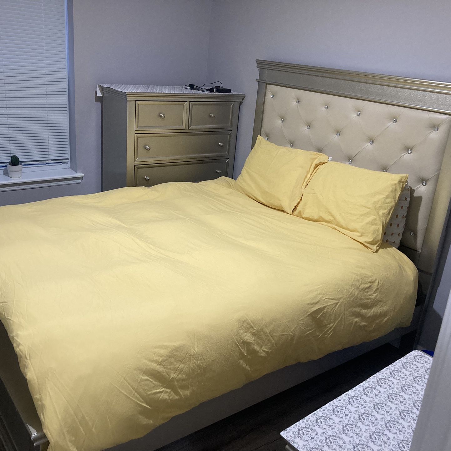Complete Queen bed Set w/ Mattress