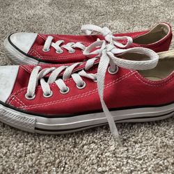Converse All-Star, Chuck Taylor, Low Top Red. Women’s. 7, Men’s 5
