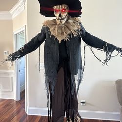 Drop down scarecrow animatronic