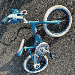 Bike with training wheels