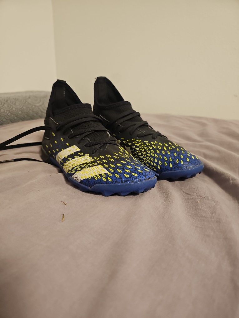 Adidas Soccer Cleats Size 4 Boys