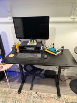 Adjustable standing desk