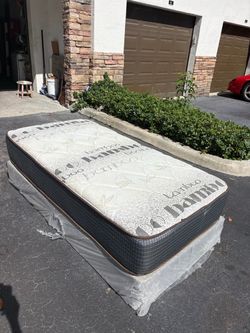 Twin-size mattress with box spring by Classic Elegance – Excellent condition