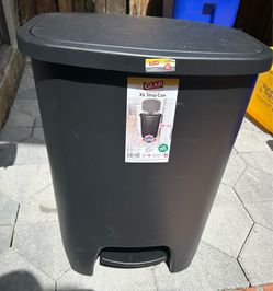 Glad step on trashcan